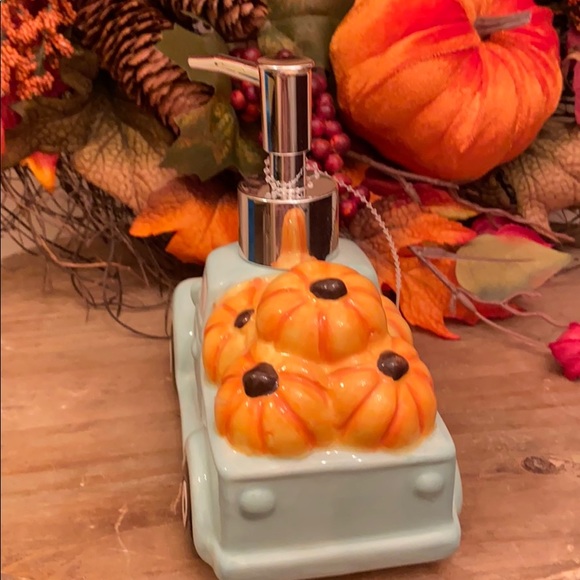 🍁 Farmhouse Pumpkin Vintage Farm Truck Soap Pump - Picture 3 of 5